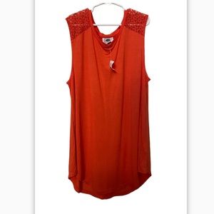 Woman’s old navy top